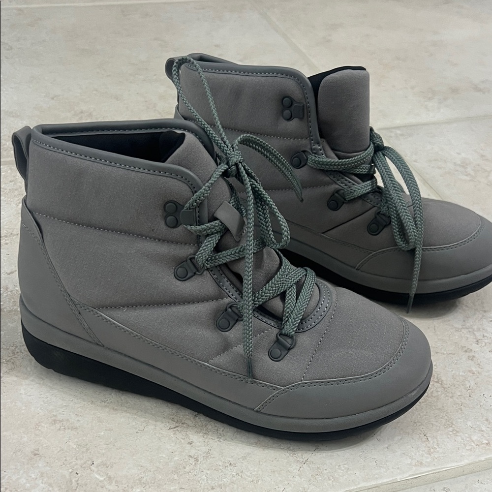 Clarks Gray Winter Boots 8
